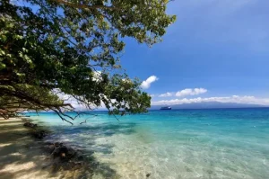 Pantai Liang, Pantai Pasir Putih yang Populer di Maluku