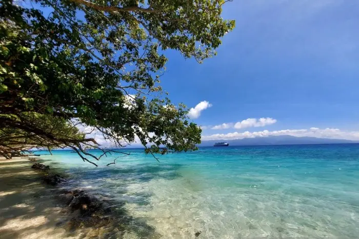 Pantai Liang, Pantai Pasir Putih yang Populer di Maluku