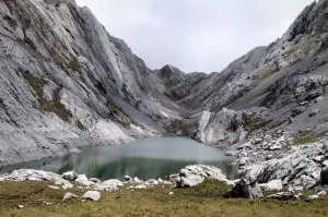 Tempat Wisata di Papua yang Menawarkan Keindahan Alam dan Keunikan Budaya